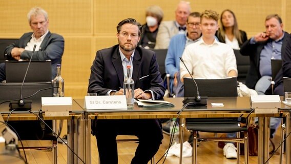 Otto Carstens (CDU), Justizstaatssekretär in Schleswig-Holsteins, sitzt in der Sitzung des Innen- und Rechtsausschuss der schleswig-holsteinischen Landesregierung. © picture alliance/dpa | Axel Heimken Foto: Axel Heimken