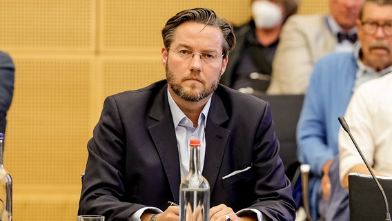 Otto Carstens (CDU), Justizstaatssekretär in Schleswig-Holsteins, sitzt in der Sitzung des Innen- und Rechtsausschuss der schleswig-holsteinischen Landesregierung. © picture alliance/dpa Foto: Axel Heimken