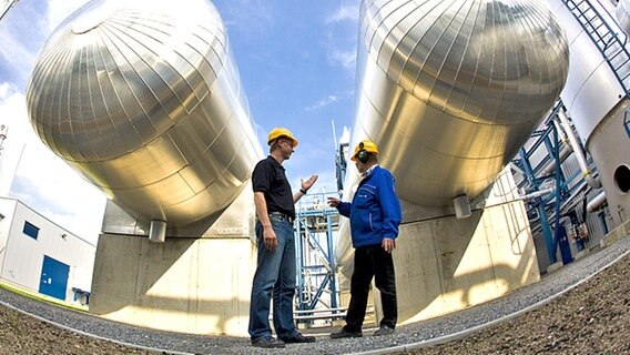 Im Vattenfall-Versuchskraftwerk im Ortsteil Schwarze Pumpe im südbrandenburgischen Spremberg stehen zwei Mitarbeiter zwischen CO2-Speichertanks. © dpa - bildfunk Foto: Patrick Pleul