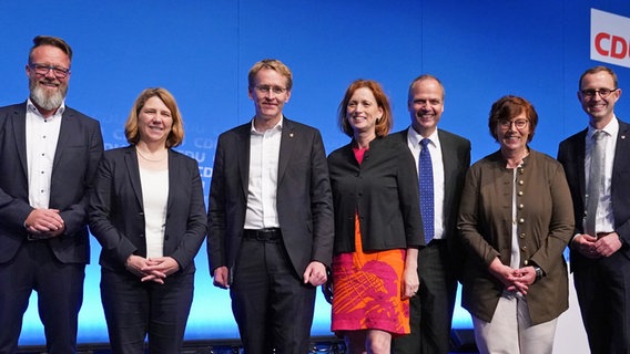 Die neu gewählten Minister posieren beim CDU-Parteitag in Neumünster für ein Foto © dpa Bildfunk / Marcus Brandt Foto: Marcus Brandt