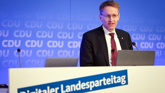 Daniel Günther (CDU), Ministerpräsident von Schleswig-Holstein, eröffnet den Online-Landesparteitag der CDU Schleswig-Holstein in der Holstenhalle in Neumünster. © dpa-Bildfunk Foto: Christian Charisius