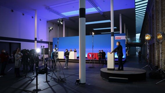 Daniel Günther (CDU), Ministerpräsident von Schleswig-Holstein, hält eine Rede auf dem Online-Landesparteitag der CDU Schleswig-Holstein in der Holstenhalle in Neumünster. © dpa-Bildfunk Foto: Christian Charisius