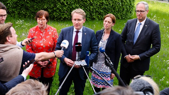 Schleswig-Holsteins Innenministerin Sabine Sütterlin-Waack, Ministerpräsident Daniel Günther, Bildungsministerin Karin Prien (alle CDU) und der CDU-Fraktionsvorsitzende Tobias Koch während eines Pressetermins vor der Kieler Staatskanzlei. © dpa Foto: Frank Molter