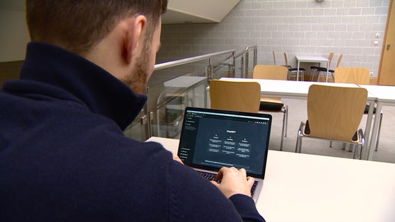Ein Student sitzt vor einem Laptop und arbeitet mit ChatGPT. © NDR 