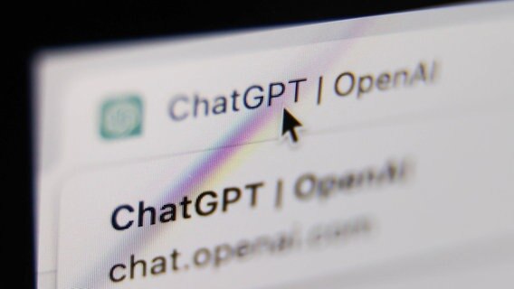 Auf einem Bilschirm ist eine Chat GPT Anwendung mit einem Pfeil-Symbol zu sehen. © Imago Images / NurPhoto 