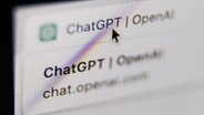 Auf einem Bildschirm ist eine Chat GPT-Anwendung mit einem Pfeil-Symbol zu sehen. © Imago Images / NurPhoto 