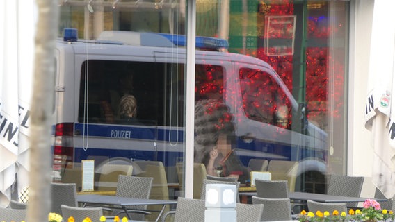 Ein Polizeiwagen steht vor einem China Restaurant © NDR Foto: Sebastian Duden