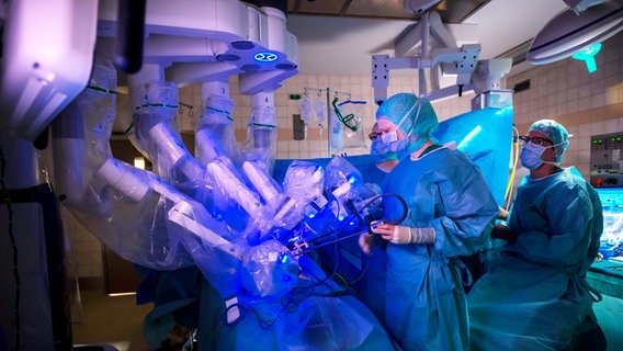 Anwendung der minimal-invasiven Chirurgie in einer Lübecker OP. © Olaf Malzahn Foto: Olaf Malzahn