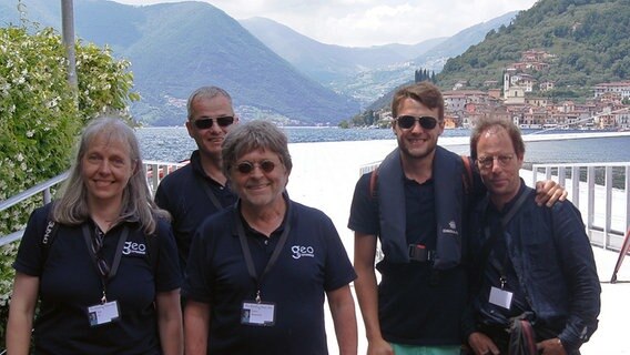 Fünf Menschen stehen vor dem Iseosee in Italien. © NDR Foto: Hauke von Hallern / Julian Marxen