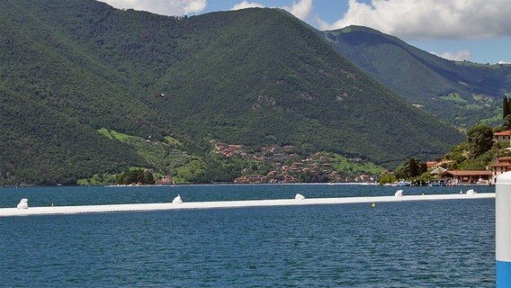 Ein Kunstobjekt des Künstlers Christo auf dem Iseosee in Italien. © NDR Foto: Hauke von Hallern / Julian Marxen