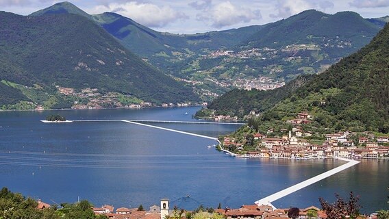 Ein Kunstprojekt von Christo auf dem Iseosee in Italien. © NDR Foto: Hauke von Hallern / Julian Marxen