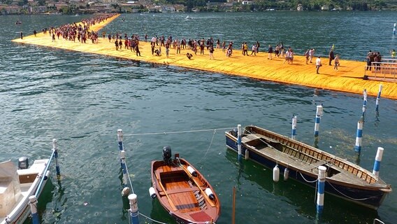Die "Floating Piers" von Christo sind eröffnet. © NDR Foto: Julian Marxen und Hauke von Hallern