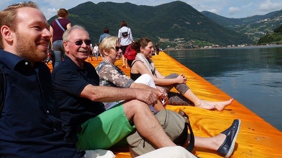 Die "Floating Piers" von Christo sind eröffnet. © NDR Foto: Julian Marxen und Hauke von Hallern