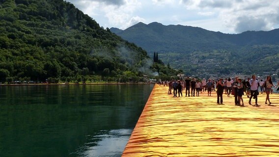 Die "Floating Piers" von Christo sind eröffnet. © NDR Foto: Julian Marxen und Hauke von Hallern