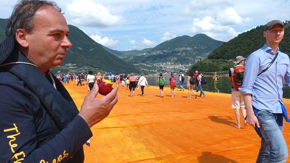 Die "Floating Piers" von Christo sind eröffnet. © NDR Foto: Julian Marxen und Hauke von Hallern