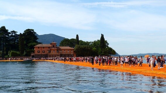 Die "Floating Piers" von Christo sind eröffnet. © NDR Foto: Julian Marxen und Hauke von Hallern