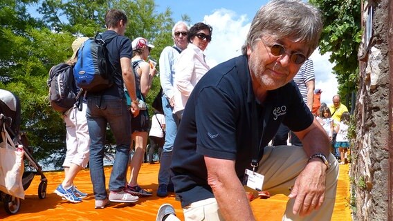Die "Floating Piers" von Christo sind eröffnet. © NDR Foto: Julian Marxen und Hauke von Hallern