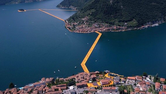 Die Kunstinstallation "The Floating Piers" im Lago d'Iseo auf einer Luftaufnahme. © dpa - Bildfunk Foto: Filippo Venezia