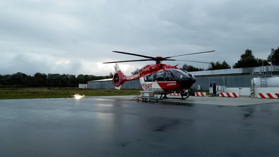 Ein Rettungshubschrauber steht einsatzbereit am Boden. © Moritz Ohlsen 