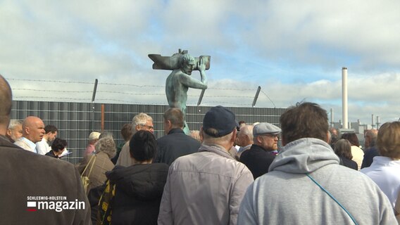 Eine überlebensgroße Bronzefigur eines Christophorus wird am Flensburger Hafen enthüllt. © NDR 