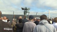 Eine überlebensgroße Bronzefigur eines Christophorus wird am Flensburger Hafen enthüllt. © NDR 