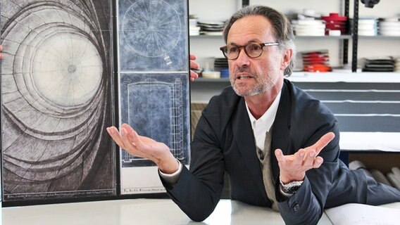 Projektleiter Wolfgang Volz vor einer Zeichnung der Skulptur. © NDR Foto: Hauke Bülow