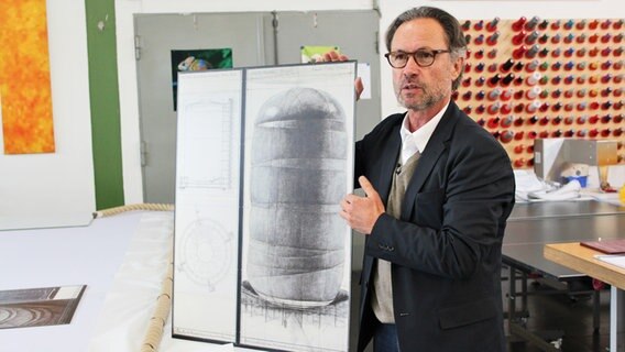 Projektleiter Wolfgang Volz zeigt eine Originalskizze © NDR Foto: Hauke Bülow