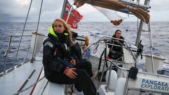 Forscherinnen vom X-Trillion Team auf einem Segelboot. © CINEMARE 