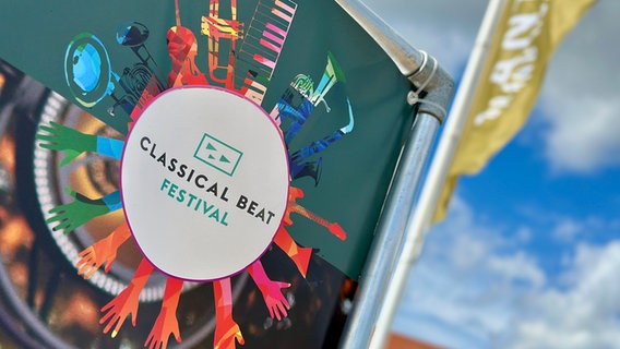 Ein Aufkleber für das "Classical Beat Festival" © NDR Foto: Hauke Bülow