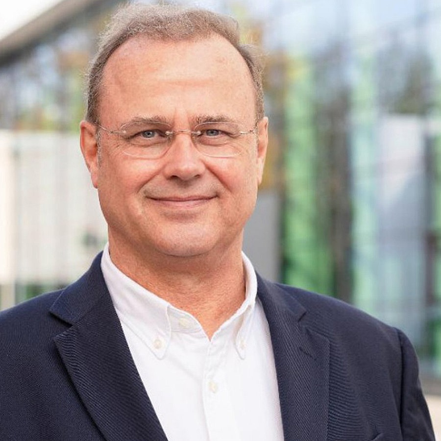 Claus Christian Claussen (CDU) lächelt in die Kamera. Claus Christian Claussen (CDU) lächelt in die Kamera.