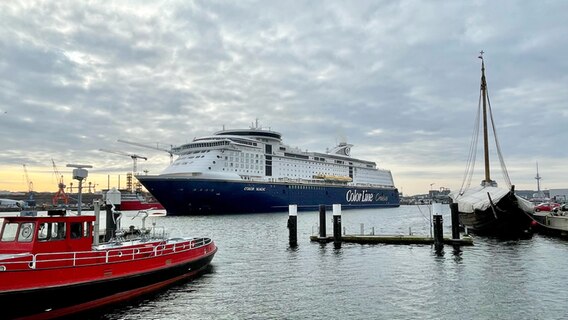 Das Kreuzfahrt-Fährschiff Color Line auf der Kieler Förde © NDR Foto: Christopher Gaube