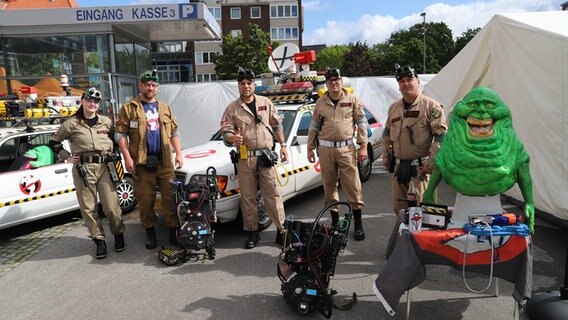 Vier Personen sind als Ghostbusters verkleidet. © NDR Foto: Martina Heller