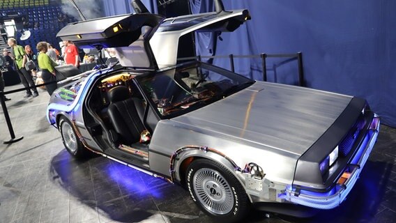 Auf einer Convention ist der DeLorean aus der Filmreihe "Zuück in die Zukunft" ausgestellt. © NDR Foto: Martina Heller