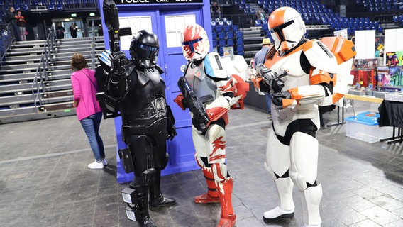 Auf einer Convention posieren einige Star Wars Fans in Sturmtruppen-Verkleidung. © NDR Foto: Martina Heller