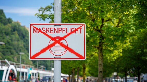 Ein Schild zeigt den Entfall der Maskenpflicht © Michael Bihlmayer Foto: Michael Bihlmayer