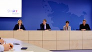 Gesundheitsministerin von der Decken (CDU), Ministerpräsident Günther (CDU) und seine Stellvertreterin Heinold (Grüne) auf einer Pressekonferenz. © Frank Molter/dpa Foto: Frank Molter