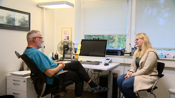 Post-Vac-Patientin Katharina Fürle aus Flensburg spricht mit ihrem Arzt. © NDR 