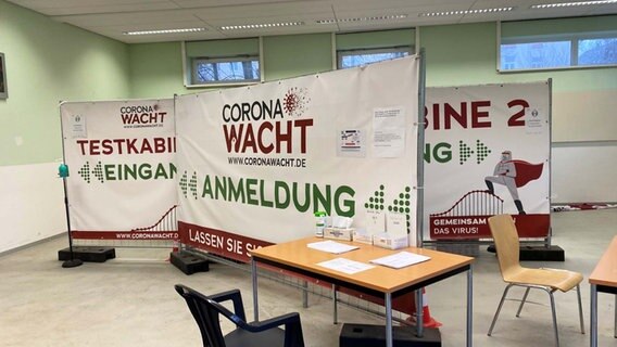 Plakataufsteller des Covid-Testzentrums "Corona Wacht" im Städtischen Krankenhaus in Kiel Plakataufsteller des Covid-Testzentrums "Corona Wacht" im Städtischen Krankenhaus in Kiel © NDR Foto: Andrea Schmidt