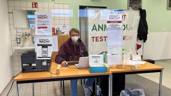 Mitarbeiter des Covid-Testzentrums "Corona Wacht" im Städtischen Krankenhaus in Kiel © NDR Foto: Andrea Schmidt