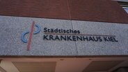 Der Gebäudeeingang vom Städtischen Krankenhaus Kiel.  Foto: Samir Chawki