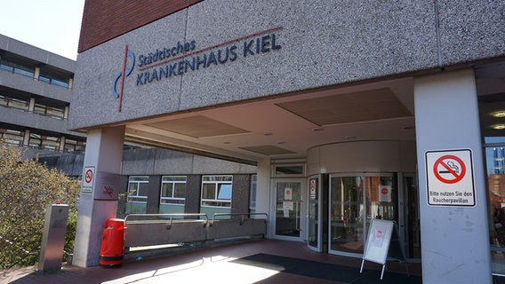 Der Gebäudeeingang vom Städtischen Krankenhaus Kiel.  Foto: Samir Chawki