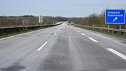 Eine leere Autobahn 23. © dpa-Bildfunk Foto: Carsten Rehder/dpa