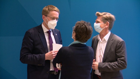 Ministerpräsident Daniel Günther, Finanzministerin Monika Heinold (Grüne) und Gesundheitsminister Heiner Garg (FDP) © NDR 