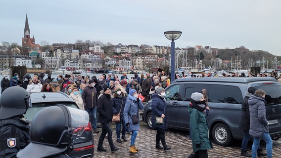 Polizisten und Demonstranten sind im Flensburger Hafen bei einer Demo gegen die Corona-Maßnahmen der Regierung unterwegs. © NDR Foto: Frank Goldenstein