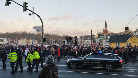 Zahlreiche Menschen demonstrieren in der Flensburger Innenstadt gegen Corona-Maßnahmen der Regierung. © NDR Foto: Peer-Axel Kroeske