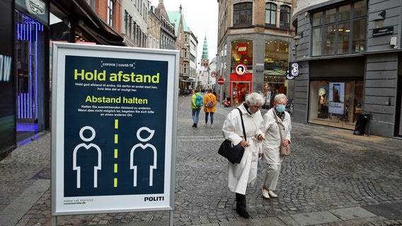 "Abstand halten" steht auf einem Schild in einer Straße in Kopenhagen. © picture alliance/dpa Foto: Nick Potts