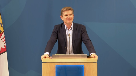 Gesundheitsminister Dr. Heiner Garg (FDP) spricht auf einer Pressekonferenz.  