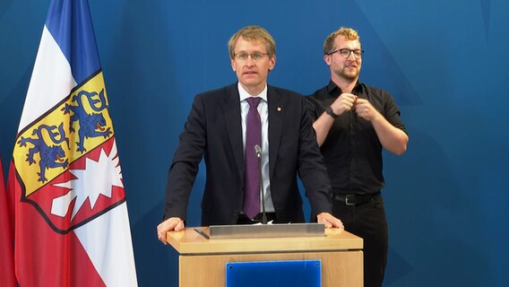 Daniel Günther spricht bei einer Pressekonferenz im Landtag © NDR 