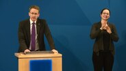 Ministerpräsident Daniel Günther (CDU) spricht auf einer Pressekonferenz.  
