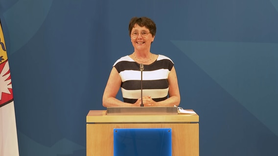 Finanzministerin Monika Heinold (Grüne) spricht auf einer Pressekonferenz.  